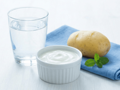 İshal ve mide rahatsızlıkları için sindirimi kolay besinler: Su, probiyotik yoğurt ve haşlanmış patates. Hakan Leblebicioğlu sağlık görseli.